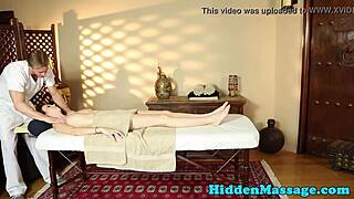 Babe de massage à la chatte percée se fait baiser en levrette sur cam cachée