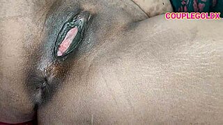 कोमल, फोन पर महिलाओं को पाउंड होते देख रही? खुद ट्राई करो!