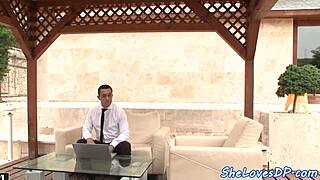 Užívající děvka 18+ cucá čurák před DP šukáním v divoké trojce