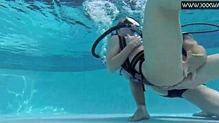 マンガベイブが指とビッグチンポで水中でいじられる