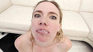 الشقراء المتمردة ريبل رايدر ليست بريئة تضرب مؤخرتها بقبضة أثناء نيك عميق في مجموعة