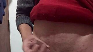 Onanerer med tøj på! Kan ikke vente med at strippe og komme?