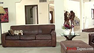 Йо, полный блэкаут с Сарой Ванделлой и огромным черным хуем! Ее миниатюрная фигурка 18+ берет все.