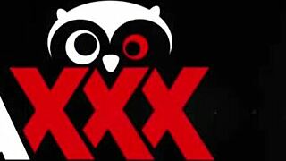 Busty blond Jacky Joy kołysze okularami podczas hardcore seksu