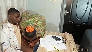 La Femme Busteuse de Mon Client M'a Tenté au Travail