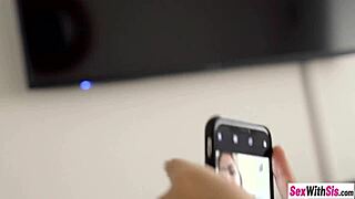 Latinská nevlastní sestra uvíznutá a tvrdě šukána nevlastním bratrem v divoké tabu scéně! 😈