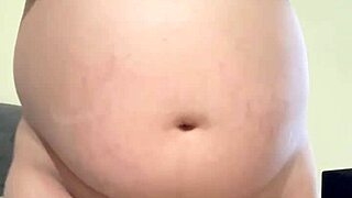 Hey, nogen der vil kneppe denne gravide arabiske kone med store patter?