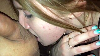 Russisk 18+ tenåring nyter dyktig blowjob i koselig hjemmelaget setting