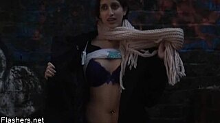 Zarinas indiske teen blottet og udendørs fisse fingeret