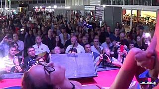 天啊，看着Francys Belle在公共场合吞下Victor Bloom的巨大西班牙鸡巴，我好性奋！