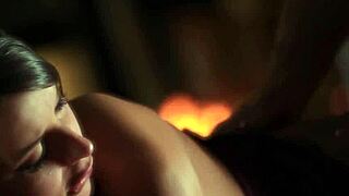 سالي تشارلز وتشاد وايت يسخنان بجانب النار، تريد المشاهدة؟