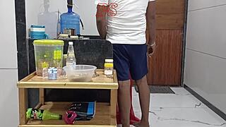 Rohit o fut hardcore pe soția lui Ajay, Soni, în bucătărie cât Ajay e la serviciu. Soni era singură și făcea ceai când s-a întâmplat.