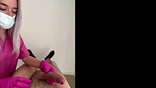 Sestra kontroluje můj pták a chytí mě při nahrávání s erekcí