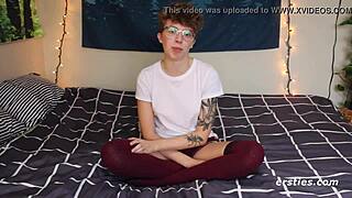 Hé ! Margo se doigte fort en solo sexy