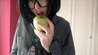 Lavinia erkeksi kıyafetle bile o dev doğal memeleriyle büyüleyici!