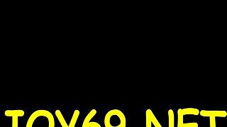 Κοπέλα ενθουσιασμένη από σόλο παιχνίδι με βρεγμένη στενή πουλίτσα