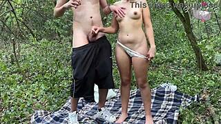 Vecina m-a prins masturbându-mă în pădure și a cerut un handjob