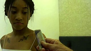 lanet olsun, bu siyah kız yaşlı adamın sikini sikişiyor, çok yoğun