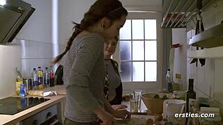 Söta amatörtjejer från Ersties utforskar sina begär, blir intima på kamera i en het session