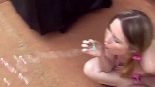 Hej Kitty Karsen, chceš ukázat ty malé 18+ prsa při hraní nahá v zákulisí?