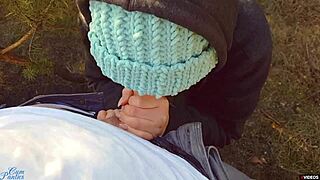 Sıcak milf, sert açık hava kreampieden sonra döl dolu külotunu yukarı sıyırıyor