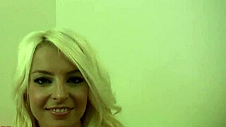 Hey, willst du sehen, wie diese heiße Blonde von älterem Kerl durchgenommen wird?