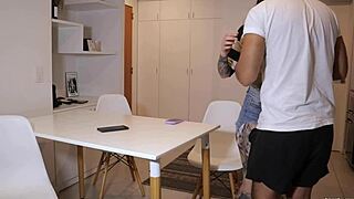 J'espionne mon mari en train de baiser mon amie et je suis excitée en tant que cocue !