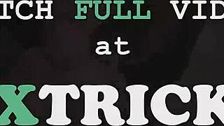 Rozkošná ruská reportérka pribitá na verejnosti v šatách. Dav ju sleduje, ako berie veľký kohút!