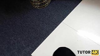 Professora Safada Seduzida por Aluno Malvado de Meias em Lição de Cão Intensa