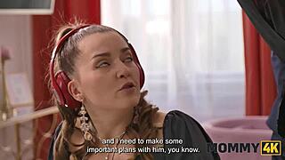 Boobies Trap! Schau zu, wie diese tätowierte Cougar mit gepiercten Nippeln harten Schwanz reitet!