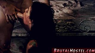 Session hardcore se déroule alors que jeune couple amateur 18+ plonge dans léchage de chatte intense.