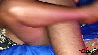 Zgodnji jutranji orgazem s Sexdee-Gcent2 v postelji