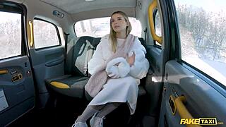 Falso autista taxi scopa modella lingerie stupenda duro e veloce in doggystyle selvaggio POV