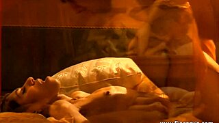 Prozkoumávání smyslné strany s erotickým asijským pákistánským indickým párem v posteli