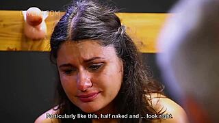 不听话的奴隶在BDSM会话中用严厉鞭打重新训练