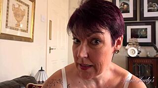 Hej, věříš, že Layla, tvoje 56letá nevlastní máma, mě přistihla při masturbaci? Co teď?