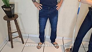 Safada Costureira Observa o Cliente com Desejo Intenso