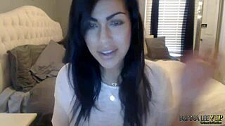 Briana Lee’s solo webcam show on April 08th, 2015, turned heads with her natural charm.