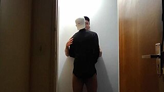 Câmeras Catch Friends Hooking Up in Corridor Post-Gym