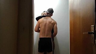 Câmeras Catch Friends Hooking Up in Corridor Post-Gym