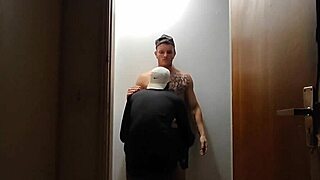 Câmeras Catch Friends Hooking Up in Corridor Post-Gym