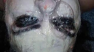 Bayan TL favori dildosuyla karışıklığa giriyor.