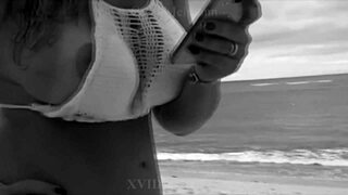 Istriku pamer di pantai Brasil 😎