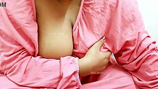 Hey, check out this Bhutani sexy aunty flashing natural tits!