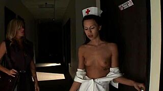 Η Kristal Summers παίζει γιατρό με πάθος