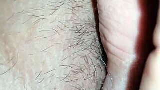 Hej, podívej na tu kundu roztaženou dokořán pro tebe