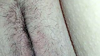 Hej, podívej na tu kundu roztaženou dokořán pro tebe