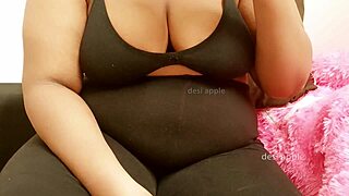 Kolkata girl flaunts big boobs, wanna see more up close? check this out now.