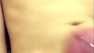 Vietnamese live show with hand gestures on Blued