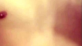 Vietnamese live show with hand gestures on Blued